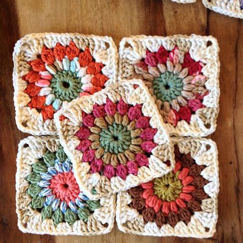 Sunburst Granny Squares - Free Pattern Sun Burst Granny Square, Burst Granny Square, Vogue Crochet, Knitting Projects Blanket, Pillow Covers Pattern, Men Crochet, Sun Burst, Crochet Pillow Cover, Clothes Crochet