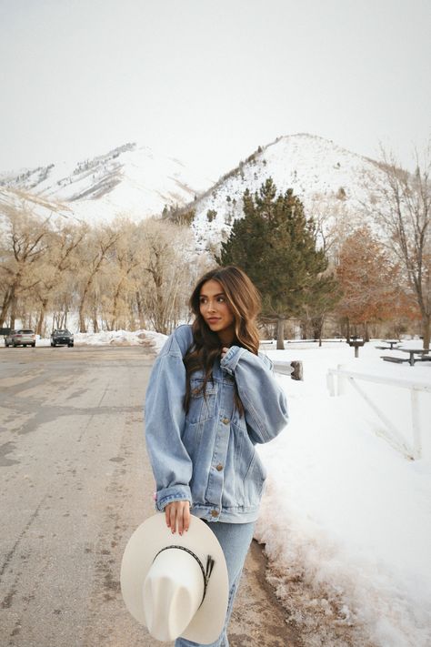 Cowgirl Asethic Pictures, Western Boutique Photoshoot Ideas, Winter Western Aesthetic, Winter Cowgirl Aesthetic, Western Winter Aesthetic, Western Winter Photoshoot, Winter Western Photoshoot, Mountain Cowgirl Aesthetic, Chic Western Outfits Women