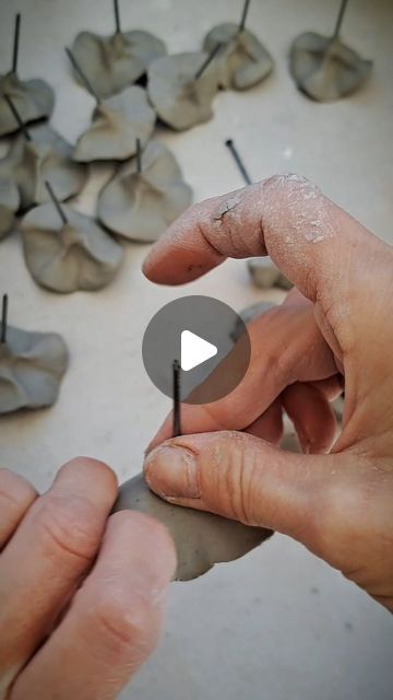 Das Clay Ideas, Leaf Art Diy, Appreciate Everything, Slab Ceramics, Pottery Lessons, Clay Moulding, Sculpture Art Clay, Pottery Videos, Pottery Handbuilding