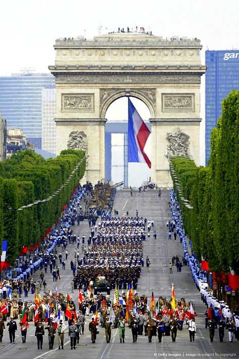 2.	L'Arc de Triomphe de l'Étoile est l'un des plus célèbres monuments de Paris. C'est dans le centre de la Place Charles de Gaulle. Il se confond avec l'Arc de Triomphe du Carrousel. Holdiays sont célébrés ici. dans l'image, il est le 14 juillet Michelle Johnson, Beautiful Paris, Bastille Day, July 14th, I Love Paris, Paris Love, Visit Paris, Champs Elysees, Paris City