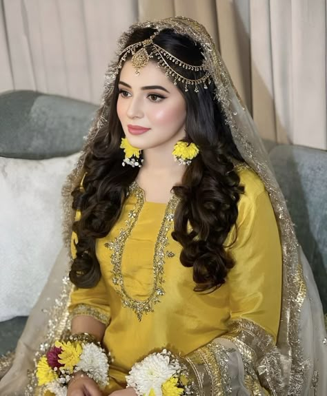 Simple Mehndi Dresses, Pakistani Makeup Looks, Mehandi Dress, Haldi Look, Pakistani Makeup, Haldi Ceremony Outfit, Haldi Dress, Haldi Outfits, Pakistani Bridal Makeup