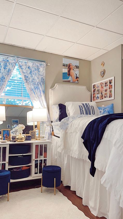 Costal Granddaughter Dorm Room, Feminine Dorm Room Aesthetic, Blue And White Themed Dorm Room, White And Navy Dorm Room, Dorm Room Coastal Theme, College Dorm Blue And White, Light Blue Dorm Room Aesthetic, Blue Coastal Dorm Room, Loveshackfancy Dorm Room