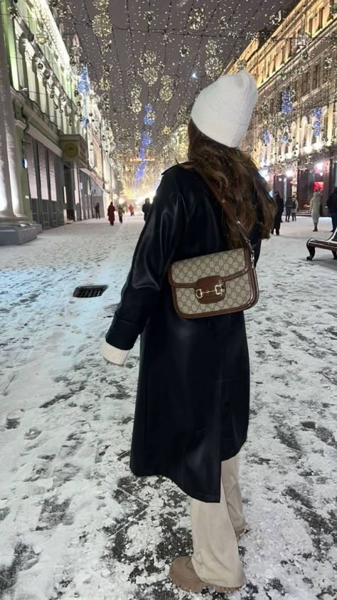 Autumn Outfits Classy, Moscow Outfit, Guess Bag Outfit, Gucci Horsebit Bag 1955, Classy Outfits Aesthetic, Old Money Aesthetic Fall, Gucci Horsebit Bag, Aesthetic Capsule Wardrobe, Moscow Winter