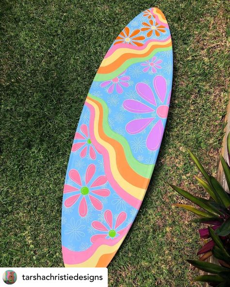 Diy Surfboard Painting, Painting A Surfboard, Paint A Surfboard, Surfboard Painting Ideas, Surfboard Art Design Simple, Surf Board Painting Ideas, Painting Surfboards Diy, Surf Board Drawing, Surf Board Art Design