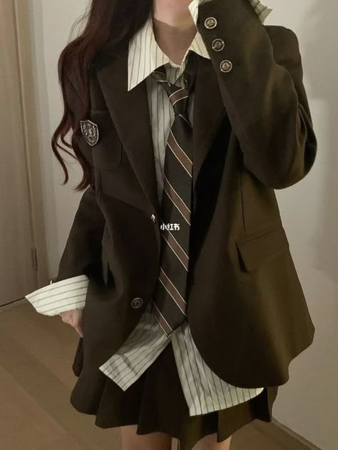 Soft Dark Academia Aesthetic, Nerd Aesthetic Outfit, Dark Academia Outfit Women, University Fits, Lazy Fits, Academia Aesthetic Outfit, Chinese Outfit, Dark Academia Outfits, Dark Academia Outfit