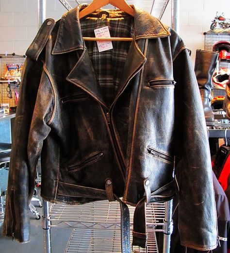 Get information about how to Distress a Leather Jacket . You just need some things which is leather jacket, sandpaper, wire brush, 2 spray bottles, rubbing alcohol, water, and a rag. Diy Leather Jacket, Worn Leather Jacket, Jacket Storage, Fake Leather Jacket, How To Make Leather, Distressed Leather Jacket, Motorbike Jackets, Diy Jacket, Distressed Jacket