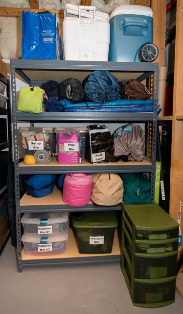 Storing everything together makes for easier & quicker packing and I'm not likely to forget anything. Camping Packing Hacks, Camping Organization Ideas, Tent Camping Organization, Camping Lists, Zelt Camping, Camping Bedarf, Camping Snacks, Tenda Camping, Camping Packing List