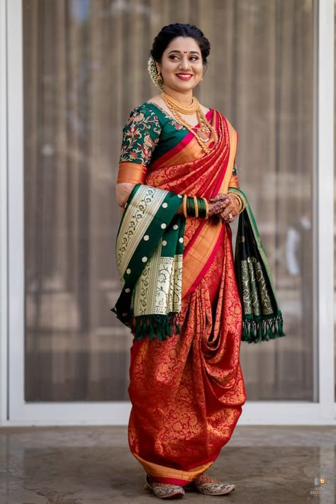 Lovely Nauvari Sarees On Maharashtrian Brides That We Loved! Marathi Look, भारतीय दुल्हन संबंधी, Maharashtrian Bride, Maharashtrian Saree, Pose Pengantin, Marathi Bride, Marathi Wedding, Indian Bridal Sarees, Nauvari Saree