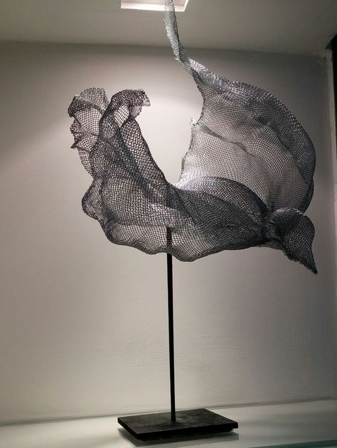 wire mesh sculpture by Orna Feliks, flying bird Wire Mesh Installation, Wire Mesh Art, Wire Mesh Sculpture, Metal Wire Sculpture, Mesh Sculpture, Chicken Wire Sculpture, Wire Art Sculpture, Metal Artwork Wall, Sculpture Projects