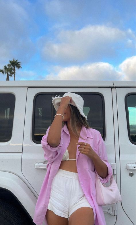 Pink Shirt Beach Outfit, White Beach Outfit Aesthetic, Shorts And Swimsuit Outfit, Beach Outfit Street Styles, Boat Beach Outfit, Beach Outfit 2023 Women, Aesthetic Pool Outfit, Beach Barbie Aesthetic Outfits, Summer Outfits Austin Texas