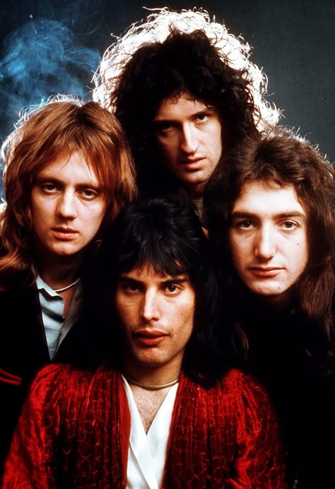 1970-1975 | Queen Photos God Save The Queen, Freddy Mercury, Queen Photos, Roger Taylor, Queen Pictures, We Will Rock You, Queen Freddie Mercury, Musica Rock, British Rock