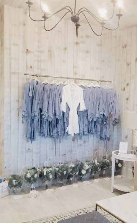 Bridesmaid Suite Decor, Bridal Party Getting Ready Decorations, Diy Bridal Suite Room, Bridal Suite Room Decor, Wedding Morning Bridal Suite, Wedding Day Get Ready Decor, Bride Suite Ideas, Dressing Room Wedding, Bridal Suite Getting Ready Decor