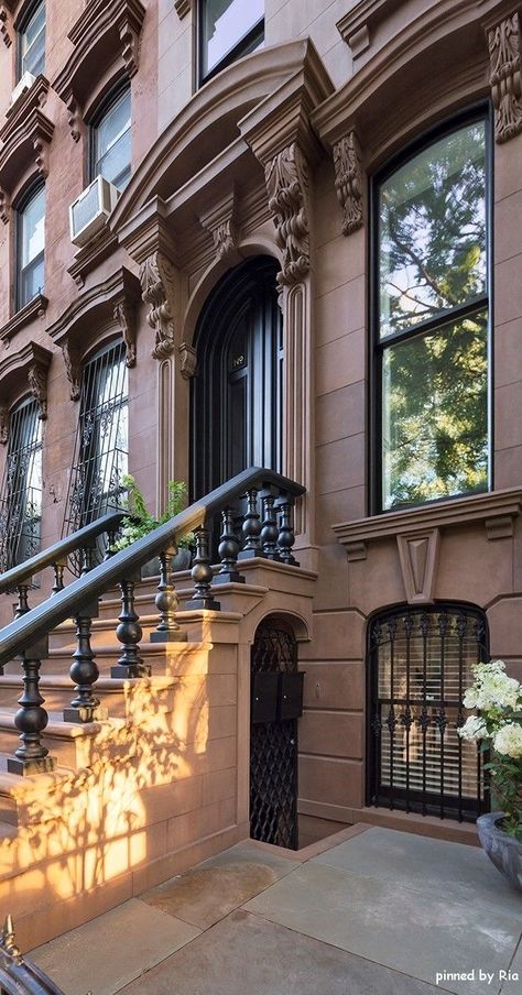 Upper East Side Townhouse Exterior, Nyc Brownstone Aesthetic, Brooklyn Brownstone Aesthetic, Chicago Brownstone Interior, Chicago Brownstone, Boston Townhouse, Boston Brownstone, Brownstone Brooklyn, Brownstone Interiors