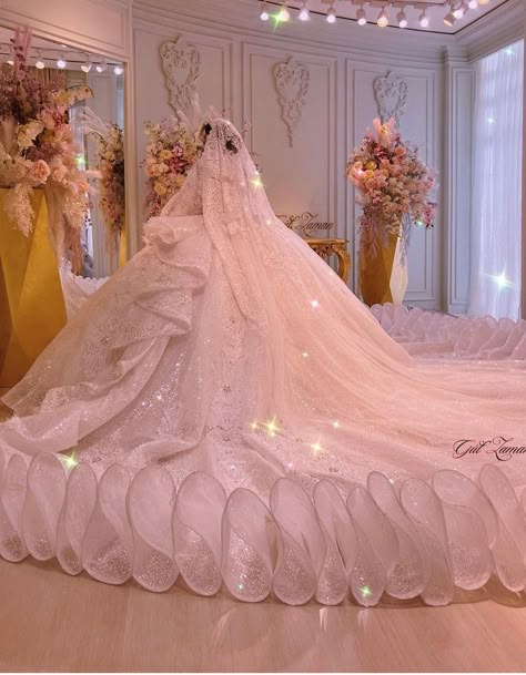 Puffy Tulle Wedding Dress, Huge Ball Gown Wedding Dress, Biggest Wedding Dress, Poofy Wedding Dress, Cinderella Wedding Dress, Wedding Lists, Ugly Wedding Dress, Poofy Dresses, Dress With Veil