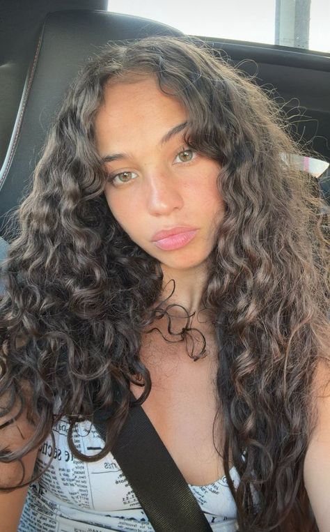 Cleo H2o Curly Hair, Permed Brown Hair, Dark Curly Hair Pale Skin, Curly Brown Hair Styles, Frizzy Curly Hair Aesthetic, Puerto Rican Curly Hair, Curly Hair With Middle Part, Natural Pretty Girl Aesthetic, Brunette Curly Hair Girl