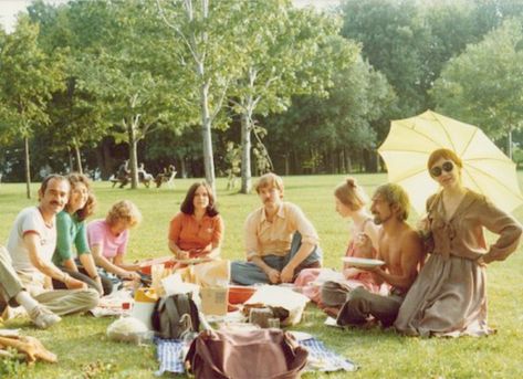 A Vintage Nerd, 1970's Picnic, Vintage Blog, Retro Food Recipes, Retro Picnic Ideas, Vintage Picnic Recipes, Vintage Picnic Inspiration 70s Picnic Aesthetic, Mocktail Branding, 70s Picnic, Purple Picnic, Retro Picnic, Picnic Photoshoot, Vintage Wicker Baskets, Picnic Recipes, Hippie Party