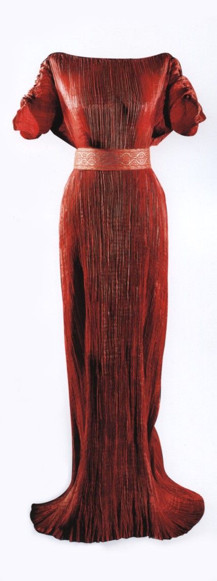 MARIANO FORTUNY, The Delphos dress is a creation by Spanish artist Mariano Fortuny. His invention of Delphos dress is a reinterpretation of the Iconic chiton, which was a simple tunic type used in Greece until the beginning of our era . The creation of the patented Delphos dress with the number 408629 was in Paris in 1909. Delphos Gown, Fortuny Delphos, Mariano Fortuny, 1930 Fashion, 1930s Fashion, Antique Clothing, Vintage Couture, Vintage Gowns, Edwardian Fashion