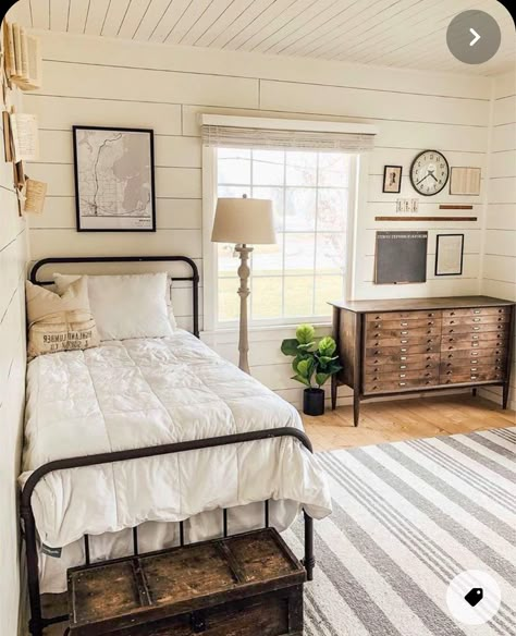 Bedroom Over Garage Ideas, Small Cottage Bedrooms Ideas, Aesthetic Farmhouse Bedroom, Rustic Farmhouse Guest Bedroom, Bedroom Inspirations For Small Rooms Boho, Farm Houseplans Interior Decor Bedroom, 100 Year Old Farmhouse Renovation, Farmhouse Vintage Bedroom, Old Farmhouse Bedroom Ideas