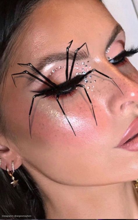 What to post on Instagram and your blog in October? How about some spooky Halloween makeup tutorials? If you have a knack for makeup and effects, photograph your Halloween makeup creations and share them on social media - or film the process and provide helpful makeup tutorials on Youtube. This spider eye makeup was created by angiesmayhem on IG. Halloween Spider Makeup, Halloween Makeup Tutorials, Spooky Makeup, Spider Makeup, Halloween Makeup Witch, Halloween Makeup Tutorial Easy, Halloweenský Makeup, Holloween Makeup, Cute Halloween Makeup