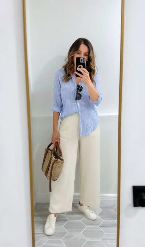 Chic Simple Outfit, Beige Pant Outfits Women, Midsize Wardrobe, Outfit Pantalon Beige, Casual Airport Outfit, Outfits For Short Women, Minimal Fashion Style, Comfy Airport Outfit, Flight Outfit