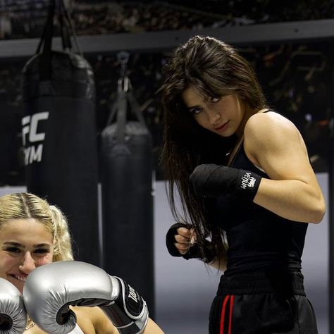 Gym Body Inspiration, Women Kickboxing Aesthetic, Women Boxers Boxing, Boxing Vision Board, Boxing Body Woman, Muay Thai Girl Aesthetic, Female Boxers Women Boxing, Boxing Astethic, Female Boxing Outfit