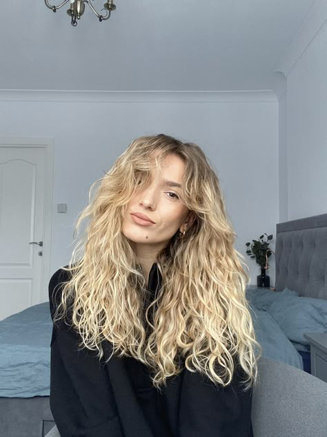 Long Curtain Bangs Wavy Curly Hair, Curtain Bangs Naturally Wavy Hair, Wavy Curly Fringe, Curtain Bangs Wavy Hair Long Natural, Long Fringe Wavy Hair, Curtain Bangs With Wavy Hair Naturally Curly, Curly Wavy Hair With Curtain Bangs, Natural Curly Curtain Bangs, Curtain Fringe Wavy Hair