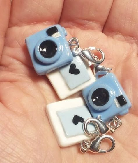 Air Dry Clay Camera, Gantungan Kunci Clay, Clay Keychain Aesthetic, Mini Clay Charms, Air Dry Clay Keychain Ideas, Fimo Keychain, Air Dry Clay Keychain, Diy Fimo, Clay Inspo