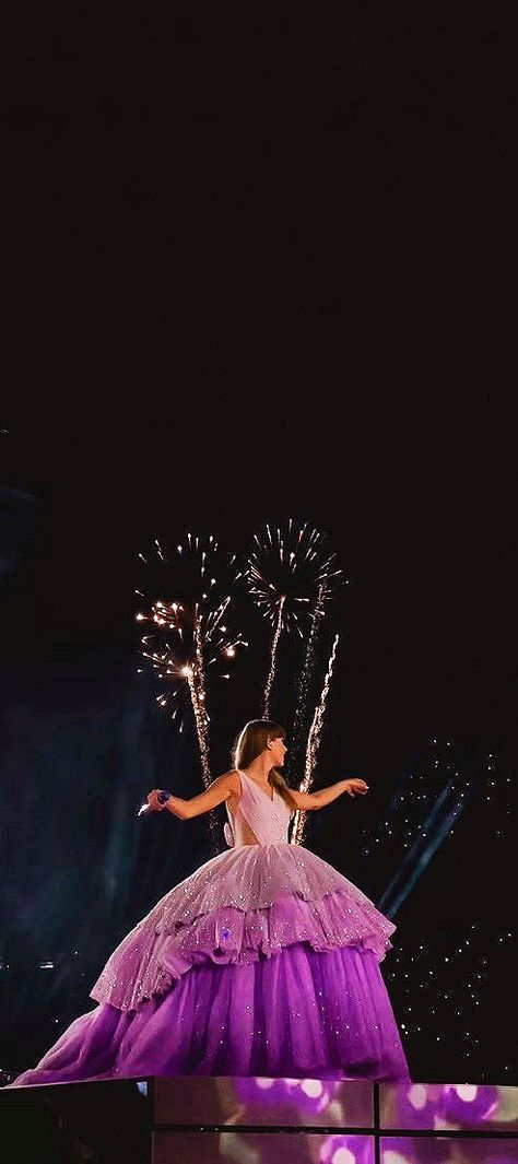 Taylor Swift Wallpaper Eras Tour, Subtle Taylor Swift Wallpaper, Taylor Swift Enchanted, Taylor Swift Singing, Dr Taylor Swift, Taylor Swift Fotos, Taylor Swift Wallpapers, Taylor Swift Speak Now, Estilo Taylor Swift