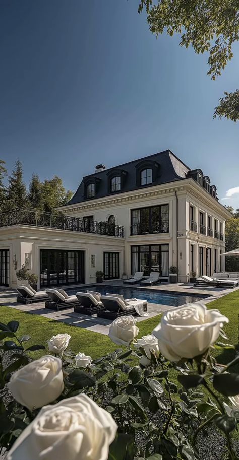 Old Money House With Pool, Interior Design Big House, Luxury Homes Outside, Old Money House Outside, House Cute Aesthetic, Luxury White House Exterior, Old Money Home Exterior, Rich Lifestyle House, Huge Mansion Exterior