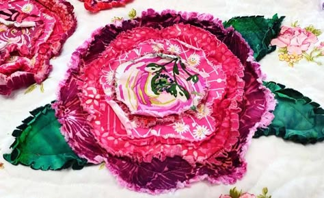 How to Make a Vintage French Rose Quilt Pillow - Inspired Quilting by Lea Louise French Roses Quilt Pattern Free, French Rose Quilt Tutorial Free Pattern, French Rose Quilt, Quilt Pillow Pattern, Quilting Flowers, Rose Quilts, Roses Quilt, Rag Quilting, French Quilt