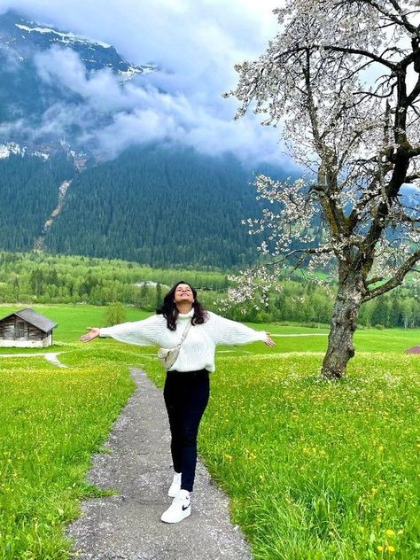 Photo Pose In Hill Station, Photo Poses Near Lake, Outfit Ideas For Mountain Trip Winter, Poses While Travelling, Outfit Ideas For Switzerland, Poses In Mountain Women, Hill Station Dress Ideas, Switzerland Pose Ideas, Switzerland Photo Poses