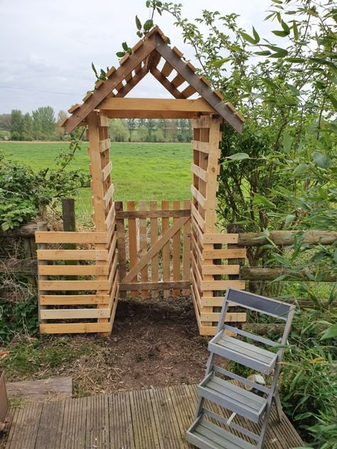 Pallet Trellis Ideas, Pallet Archway, Pallet Yard Decor, Pallet Arch, Small Pallet Projects Diy, Pallet Arbor, Diy Pallet Garden Ideas, Pallet Trellis, Diy Pallet Garden