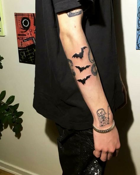 Bat Tattoo Arm, Tato Grunge, Tato Flash, Grunge Tattoo, Bat Tattoo, Small Tattoos For Guys, Aesthetic Tattoo, Tattoo Flash Art, Dope Tattoos