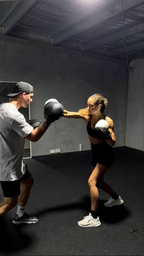 Couple Activities Photos, Gym Date Aesthetic, Boxer Aesthetic, Gym Couple, Boxing Girl, Devils Night, Women Boxing, Best Gym, Workout Aesthetic