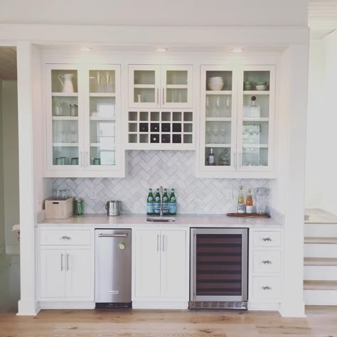 White Cabinet Wet Bar, Wet Bar Under Window, Beach House Wet Bar, Wet Coffee Bar, Bar Design Home, Dining Room Built Ins, Wet Bar Ideas, Kitchen Wet Bar, Dining Room Built In