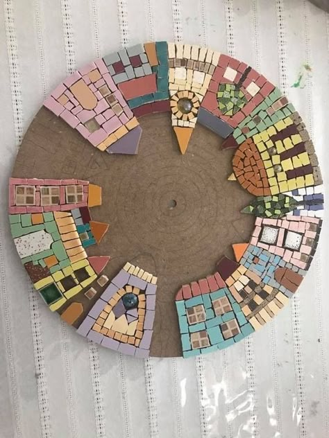 Mosaic Side Table Diy, How To Make A Mosaic, Mosaic Designs Easy, Mosaic Patterns For Beginners, Simple Mosaic, Mosaic Tile Table, Mosaic Art Diy, Mosaic Rocks, Mosaic Table Top