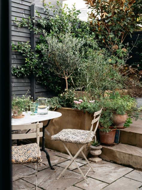 A Victorian terrace in London with the layered, comfortable feel of a country house | House & Garden Decking Patio, Victorian Dressers, Small City Garden, Patio Plans, Portland Stone, Courtyard Gardens Design, London Townhouse, Courtyard Gardens, Terrace Ideas