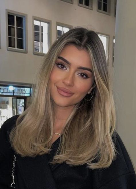 Trending 2024 Haircuts, Light Blowout, Blonde Hair Morenas, Balayage Mid Length, Blonde Hair Olive Skin, Medium Length Blonde Balayage, Dark Roots Hair, Blonde Hair With Roots, Blonde With Dark Roots