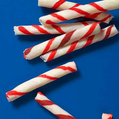 Peppermint Stick Cookies.  Another very interesting Christmas Cookie. Old Timey Christmas, Homemade Chocolate Chip Cookies Recipe, Decorating Christmas Cookies, Baskets Christmas, Chitty Chitty Bang Bang, Potluck Desserts, Homemade Chocolate Chip Cookies, Food Vintage, Peppermint Patty