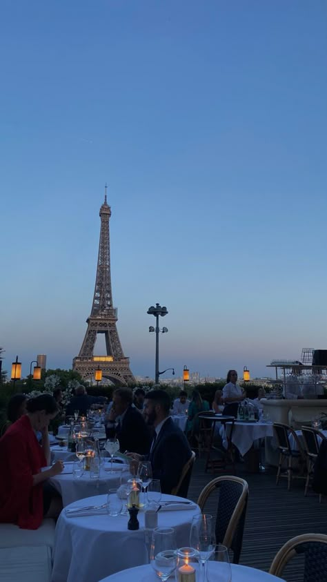 Paris Fancy Restaurant, Paris Luxury Lifestyle, Girafe Restaurant Paris Night, Paris Aesthetic Luxury, Paris Restaurants Aesthetic, Paris Luxury Aesthetic, Fancy Restaurant Aesthetic Night, Restaurant Chic Paris, Paris Restaurant Aesthetic