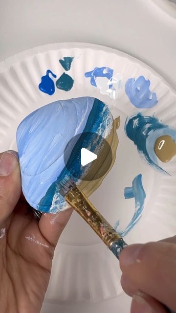 Painting Conch Shells Ideas, Painting Sea Shells Ideas Easy, Painting On A Seashell, Rock Painting Ideas Sea, How To Paint Shells, Painting Sea Shells Ideas, Clam Shell Painting Ideas, Paint Shells Ideas, Paint Seashells Ideas