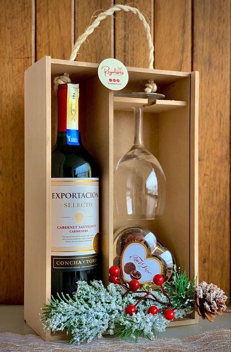 Vinocopachocolates y caja MDF con tapa. Mdf Creative Ideas, Christmas Chocolate Boxes Gift Ideas, Wine Box Ideas Gift, Ideas Para Vender En Navidad, Wine Box Ideas, Wine Gift Box Ideas, Wine Box Gift, Classroom Valentines Gifts, High End Gifts