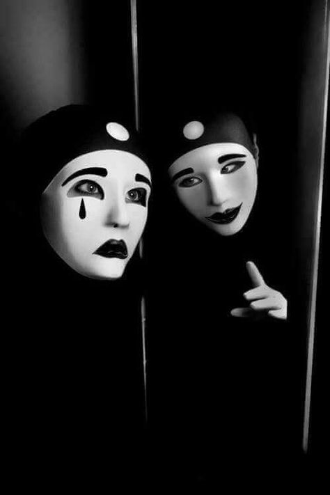 Tears Of A Clown, Black And White Clown, Blythe Bebek, White Masks, Pierrot Clown, Dark Circus, Clown Faces, Night Circus, Pantomime