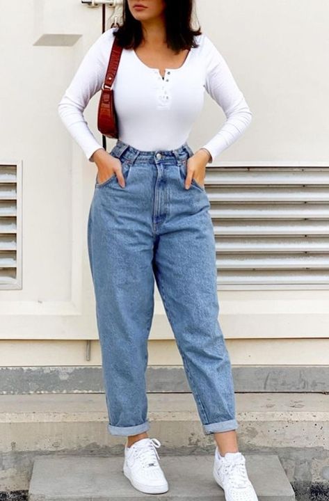 Outfits Con Mon Jeans, Mon Jeans Outfits, Mom Jeans Outfit Aesthetic, Pantalones Mom Jeans, White Mom Jeans Outfit, Slouchy Jeans Outfit, Outfits Mom Jeans, Smart Casual Women Outfits, Casual Oufits