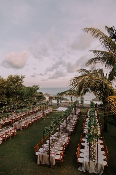 Wedding Venues Ocean View, Boho California Wedding, Bali Wedding Flowers, Garden Beach Wedding, Bali Outdoor, Destination Wedding Cost, Cliff Wedding, Wedding Notebook, Bali Wedding