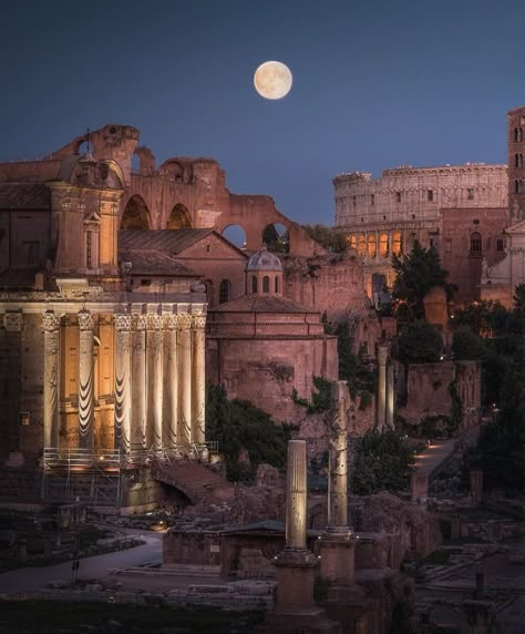 Ancient Rome Aesthetic, Rome Aesthetic, Instagram Locations, Rome Tours, Roman Forum, Ancient City, Rome Travel, Art Antique, Ancient Ruins