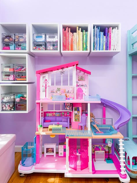 Netflix – The Home Edit Barbie Dream House Organization, Dolls Organization Ideas, Barbie Core Bedroom, Barbie Dream House Storage, Barbie Toy Organization, Barbie Play Area, Barbie Doll Storage Ideas, Barbie Playroom, Barbie Organization Ideas