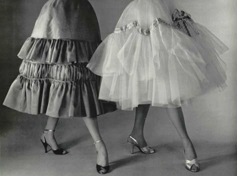 1954 petticoat Skirt Inspiration, 1950 Fashion, Panty Girdle, Fifties Fashion, Retro Lingerie, 20th Century Fashion, Fashion 1950s, Movie Fashion, Girdles