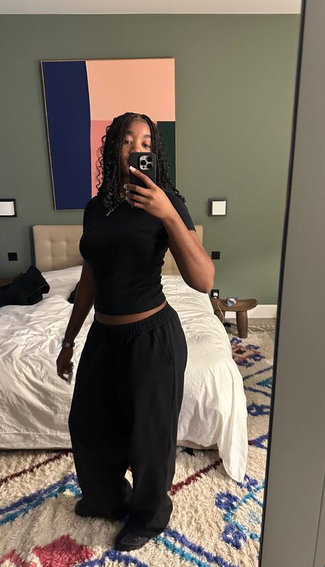 Chill College Outfits Black Women, Athleisure Outfits Aesthetic, Uk Black Girls Style, Comfortable Outfits Black Women, Clean Girl Outfits Black Women, Chill Outfit Aesthetic, Comfy Outfits Black, Clean Girl Aesthetic Black Women, Summer Fits Black Women