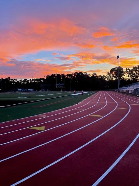 Track Aesthetic, Track Season, Track N Field, Track And Field Sports, Running Aesthetic, Track Pictures, Athletics Track, Track Star, Track Running